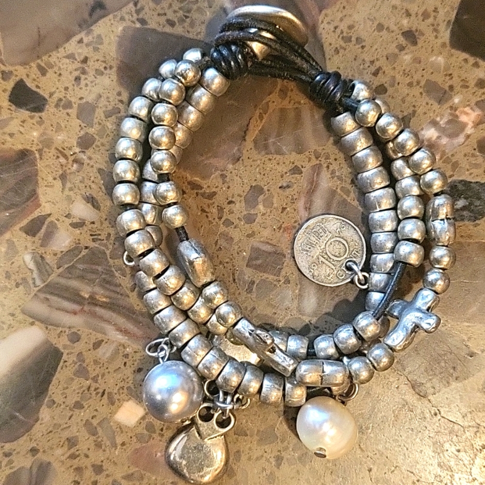 Uno de 50 style silver and pearl bracelet. Size 7.